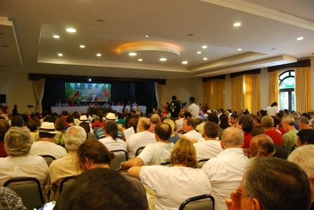 Mais de trezentos delegados do Sindicato Nacional dos Docentes de Ensino Superior (ANDES-S