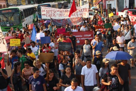 Estudantes, universitários, indígenas, profissionais da educação - entre eles docentes